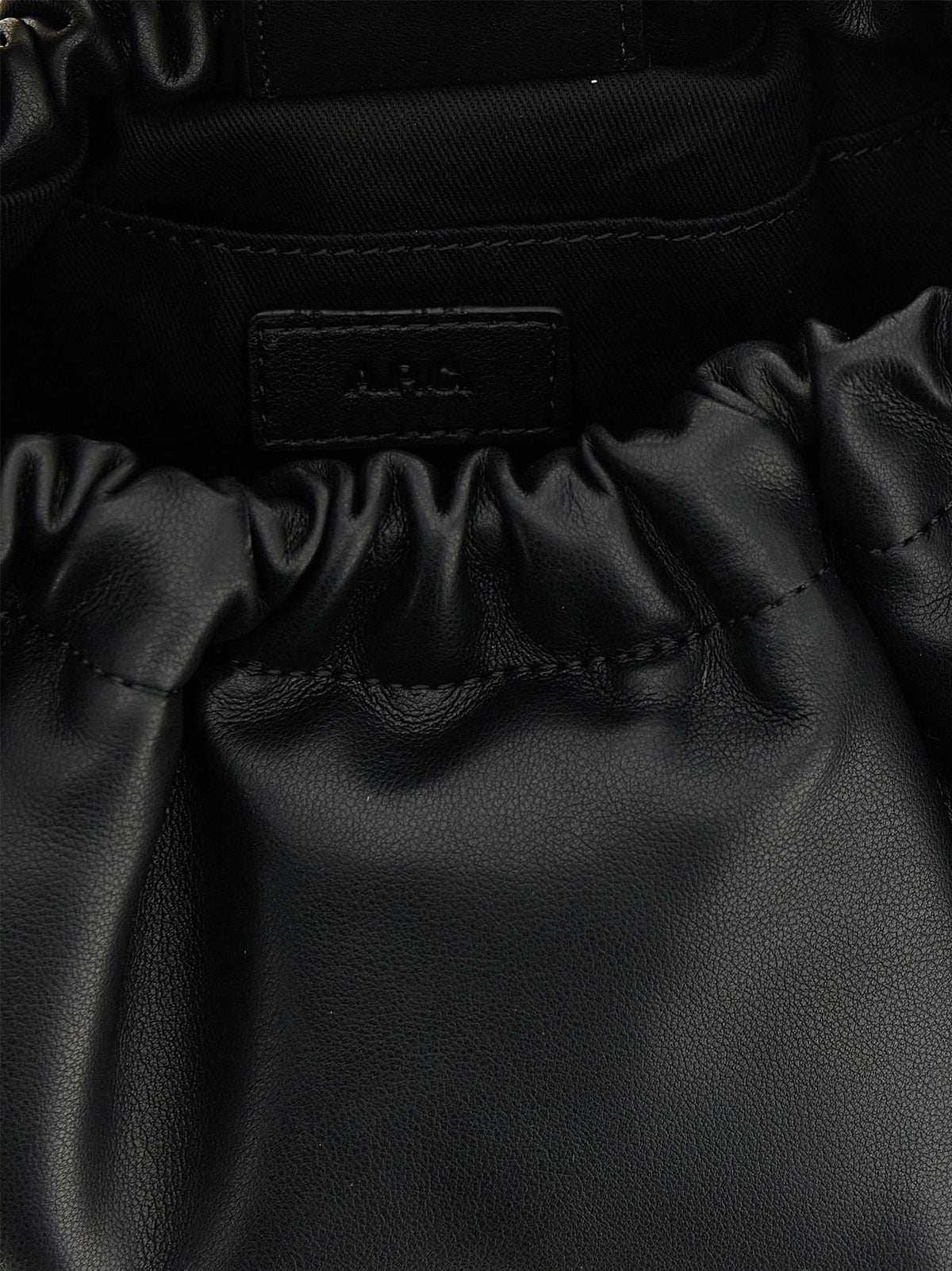 A.P.C. Schwarze Schultertasche aus Polyethylen