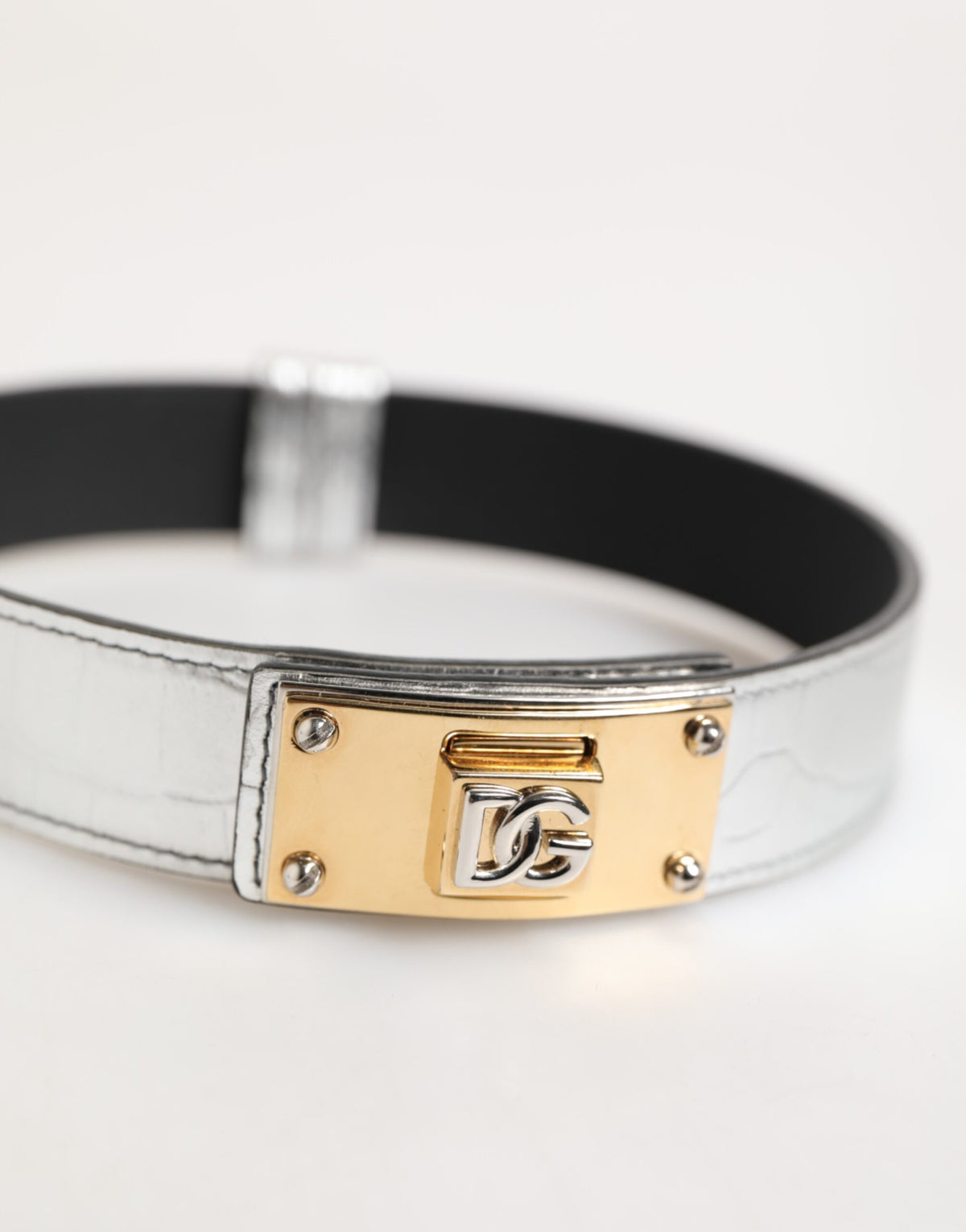 Dolce & Gabbana Silbernes strukturiertes Leder, goldfarbenes Metallhalsband